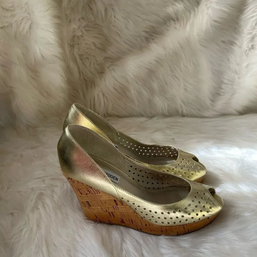 Steve Madden  Visible leather gold perforated slip on wedge peep toe heels SZ 8M